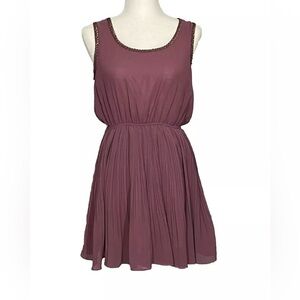 L'ATISTE By Amy babydoll Dress Small
Lavender W/Metal Trim
Sleeveless babydoll